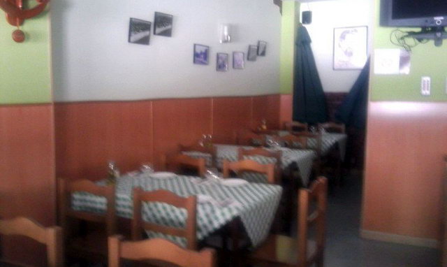 Imagen del interior del Restaurante Gavamar de Zaragoza publicada en Facebook que contiene fotografas de la playa de Gav Mar (2012)